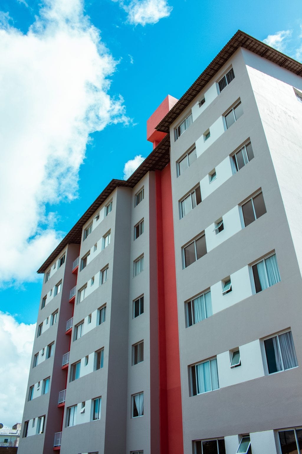 Obra vertical usada como referência visual para projetos de construção